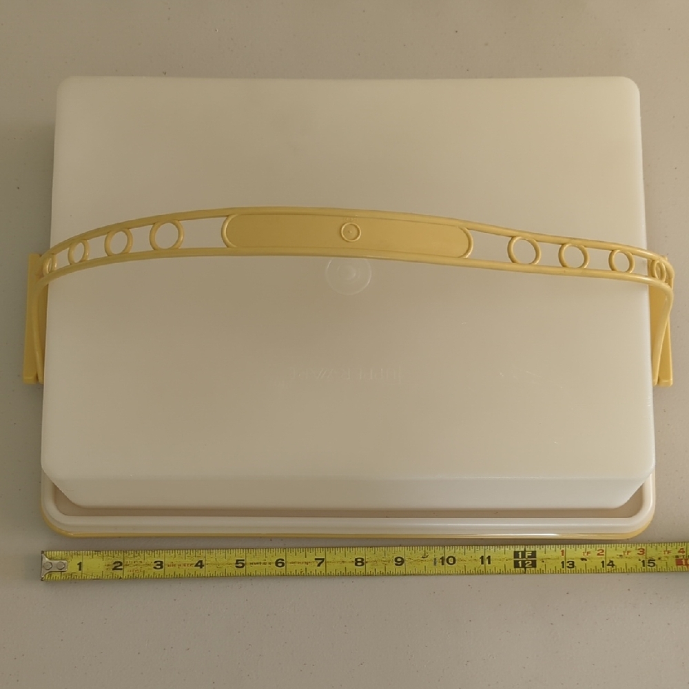 Tupperware Cake Carrier - Picture 2 of 8